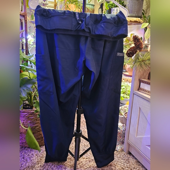 Medcouture navy scrub set - Picture 5 of 8